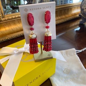 KENDRA SCOTT DOVE EARRINGS- MINT CONDITION!